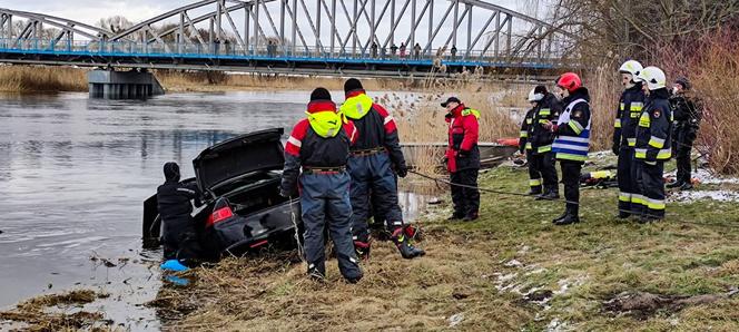 Tykocin. Honda wpadła do rzeki. Za kierownicą 35-latek [ZDJĘCIA]