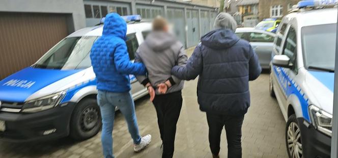 30-latek z województwa opolskiego zatrzymany po obławie. Chwycił za siekierę, groził podpaleniem domu i potrącił policjanta