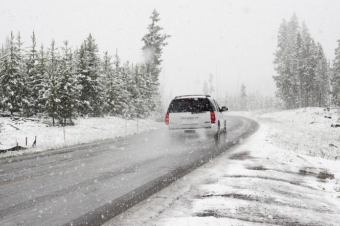 Błoto pośniegowe i opady utrudniają jazdę kierowcom. GDDKiA ostrzega, gdzie jest najgorzej 