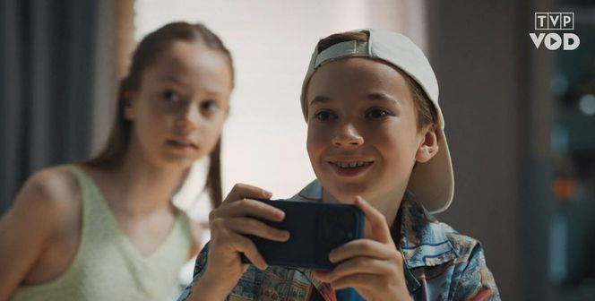 M jak miłość odcinek specjalny 25 lat serialu. Misiek (Aleksander Bożyk), Hania (Wiktoria Basik)