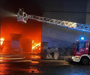 Pożar w Czechowicach-Dziedzicach. Spłonęła hala fabryczna zakładu przetwarzającego odpady