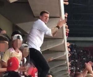 Były gwiazdor Liverpoolu szalał na trybunach w roli kibica. Zobacz jak dopingował Spartaka w meczu z Lechem [WIDEO]