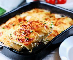 Zapiekanka z ziemniakami i kurczakiem. Serowa pierzynka robi pyszną robotę