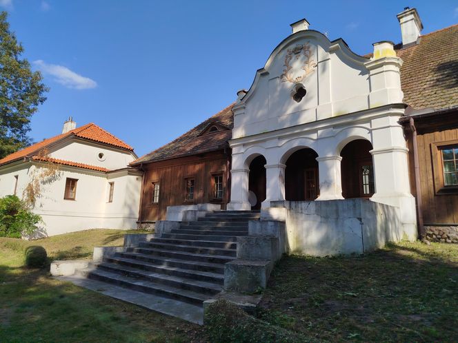 Samorząd Województwa Mazowieckiego kupił zabytkowy dwór w Paplinie wraz z otaczającym go terenem