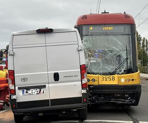 Tramwaj uderzył w busa na Annopolu. Poważny wypadek, motorniczy ranny