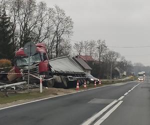 Kierowca tira zasnął za kierownicą. Ciężarówka uderzyła w słup i wpadła do rowu