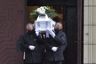 Pogrzeb Sebastiana z Katowic. Grób zamordowanego chłopca utonął w kwiatach. Biała trumna złożona w grobie [ZAPIS RELACJI]