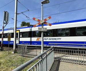 Rowerzysta potrącony przez pociąg Intercity. Zginął na miejscu. Dramat na stacji Warszawa ZOO