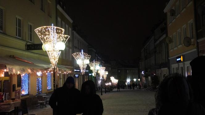 Świąteczne iluminacje w Olsztynie zachwycają. Prawdziwą „gwiazdą” jest choinka na starówce [ZDJĘCIA]