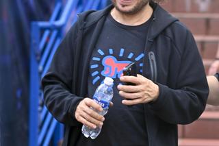 Sterany życiem Mietek Szczesniak pędzi na scenę w Opolu. Aż trudno go poznać