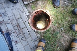 Trzyletni Franek wpadł do ciasnej studzienki. Policjantka ruszyła z pomocą. Zawisła głową w dół!