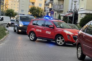 Warszawa. Koszmar na Bemowie. Roczna dziewczynka runęła z 4 piętra. Dramatyczna akcja ratunkowa