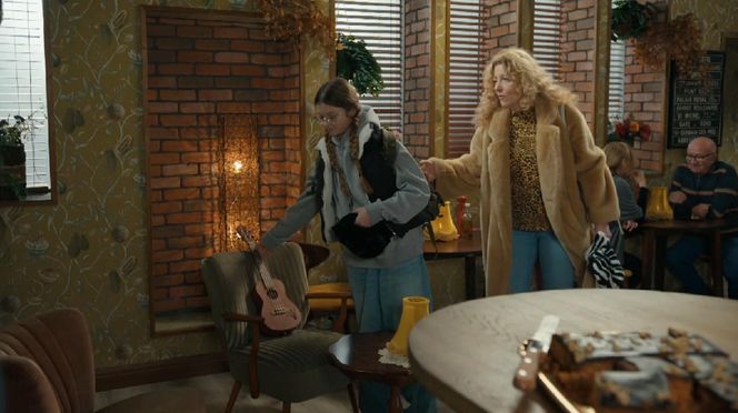 Barwy szczęścia, odcinek 3193. Pola (Gabriela Szewczyk), Żabcia (Hanna Klepacka)