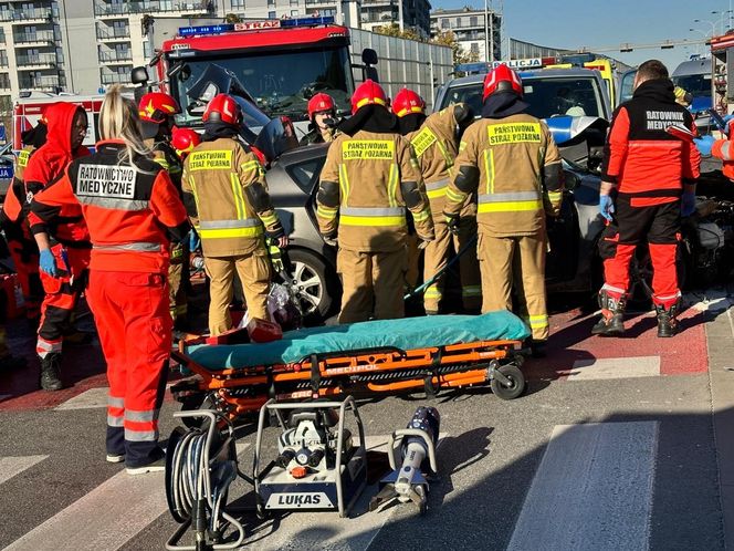 Potworny wypadek w Warszawie. Roztrzaskane trzy samochody, w tym jeden radiowóz. Policjanci trafili do szpitala