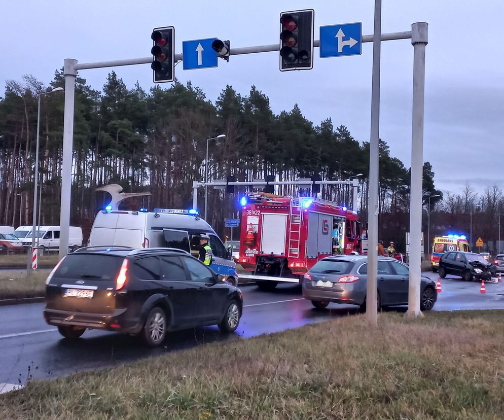 Nie ma świateł, jest kolizja. Zderzenie na dużym skrzyżowaniu w Lesznie