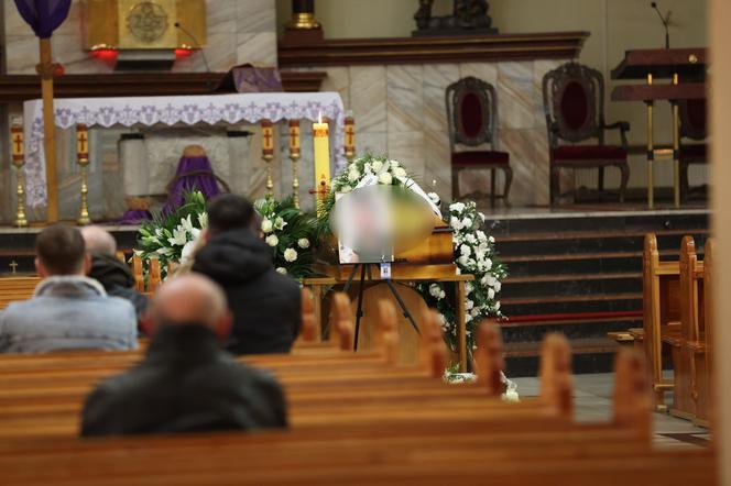 Pogrzeb dziennikarza TVN. Ciało Pawła K. jest już w kościele. Żegna go dźwięk trąbki [RELACJA Z UROCZYSTOŚCI]