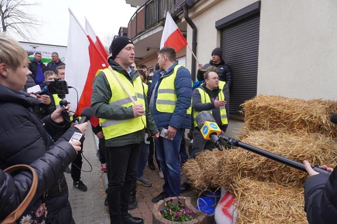 Protest rolników w Białymstoku. Siano i obornik przed biurem marszałka Hołowni