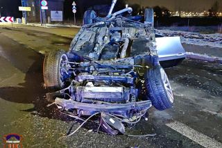 Tychy: Kompletnie pijany kierowca BMW skosił znaki drogowe i latarnię, a potem dachował