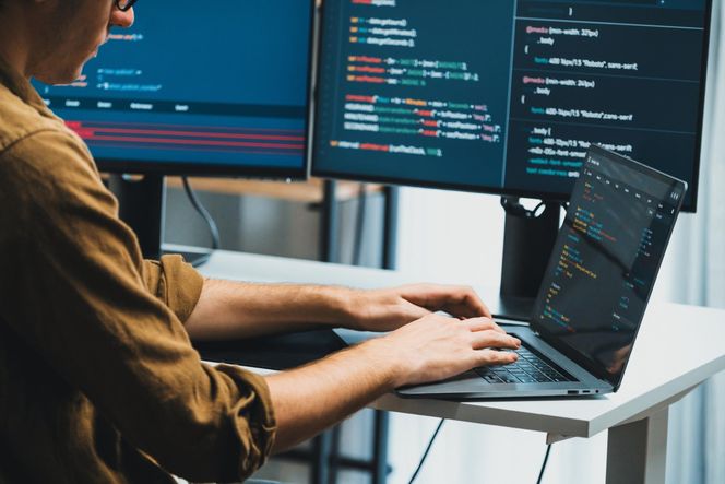 Programista - 25% pracowników zarabia ponad 14 690 zł brutto