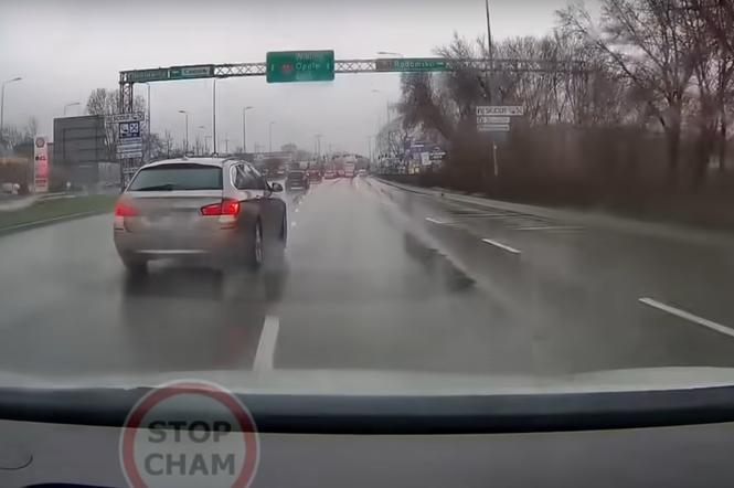 Drogowy rozrabiaka w BMW najpierw zajeżdża drogę, a potem blokuje. Jak jeździsz frajerze [WIDEO]