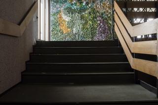 Zniszczona mozaika w Hotelu Forum - zdjęcia. Tak wyglądała w 2019 roku