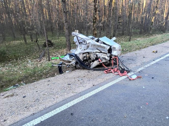Dramat na drodze. Osobówka rozerwana na strzępy! Dwie osoby w szpitalu.