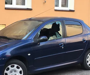 Kalisz: blisko 40 samochodów z wybitymi szybami. Policjanci szukają sprawcy lub sprawców 