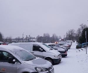 Zima w Świętokrzyskiem. Skarżysko-Kamienna w białym puchu. Zobacz zdjęcia