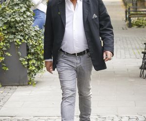 Robert Gonera na chodniku pod TVN