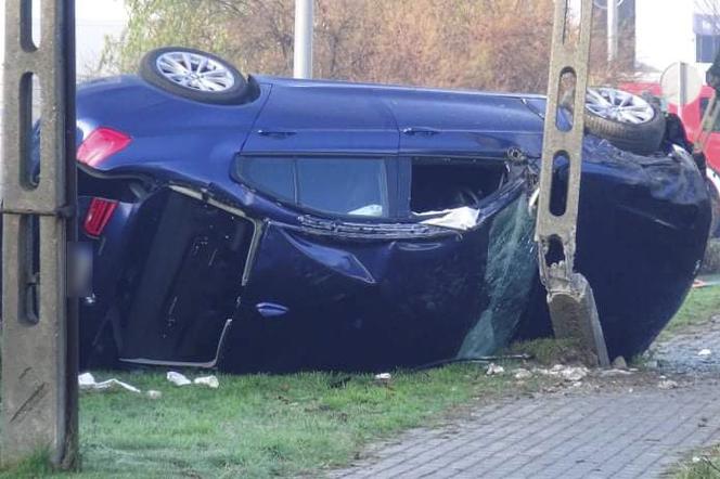 Policjanci dachowali nieznakowanym BMW! Dwóch funkcjonariuszy w szpitalu