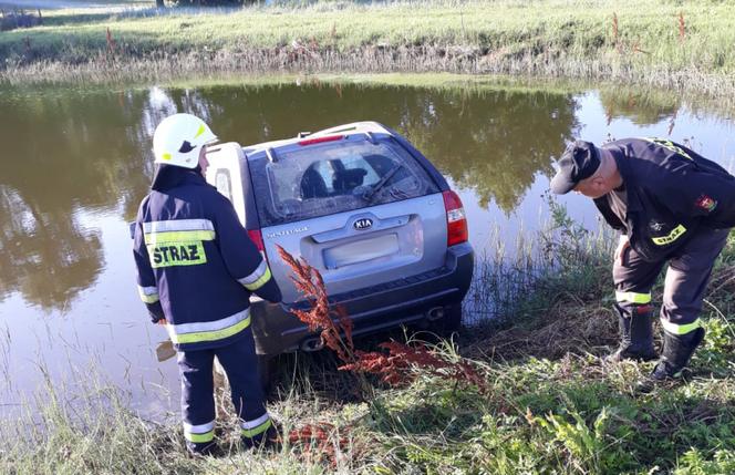 Pijany wjechał do stawu i zasnął w samochodzie