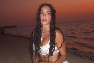 Narzeczona Cristiano Ronaldo w skąpym ubraniu biegała po plaży! Dekolt Georginy Rodriguez rozpalił zmysły fanów. Prawdziwy ogień