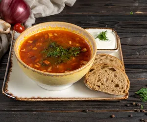 Tani obiad dla całej rodziny? Mamy przepis na sycącą zupę słodko-kwaśną