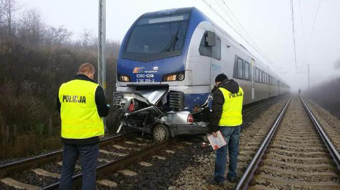 2 Tragiczny wypadek na ul. Moryca w Piotrkowie Trybunalskim. Pociąg staranował osobówkę