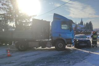 Wola Rzędzińska. Zderzenie ciężarówki z osobowym audi