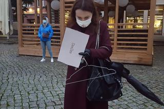 Znicze, wieszaki, transparenty. Protest Piekło kobiet w Lesznie