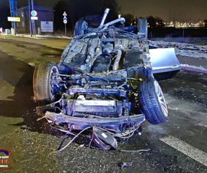 Tychy: Kompletnie pijany kierowca BMW skosił znaki drogowe i latarnię, a potem dachował