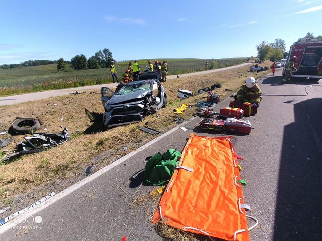 Czołowe zderzenie na "szesnastce". 7 osób poszkodowanych, w tym dziecko!