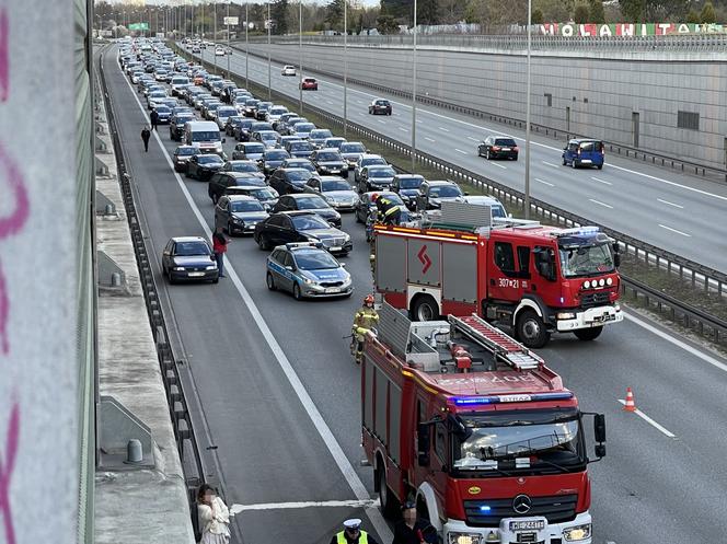 Gigantyczny korek na S8 w kierunku Poznania. BMW huknęło w barierki