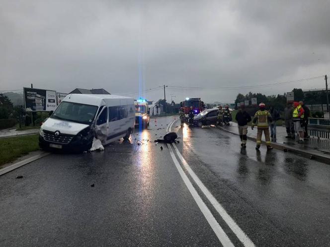 Wielogłowy. Wypadek na DK 75! Siła uderzenia urwała koło w samochodzie