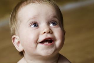 Ząbkowanie u dziecka: jak pomóc niemowlakowi, by nie cierpiał w czasie wyrzynania ząbków?
