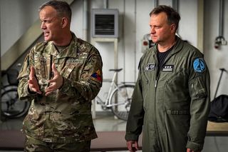 Kongresmeni USA w Polsce. Wizyta w 31. Bazie Lotnictwa Taktycznego