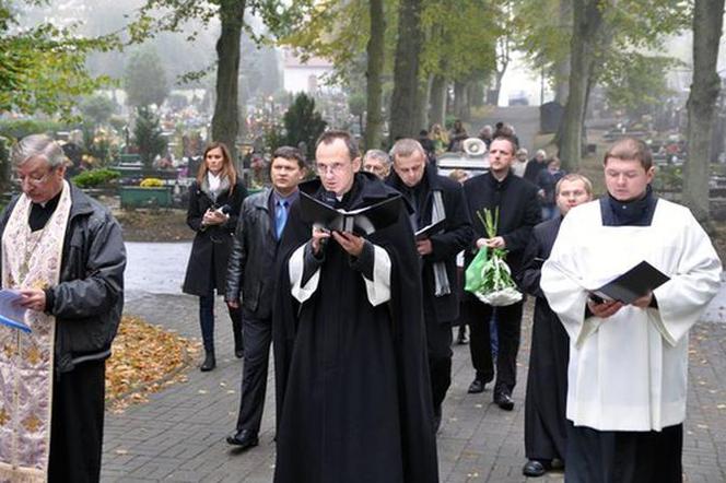 Ceremonii pogrzebowej przewodniczył ks. Jacek Lewiński z parafii Mariackiej w Szczecinku
