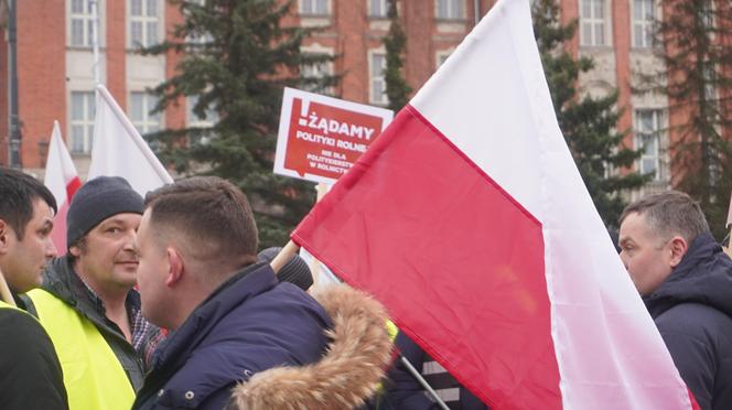 „Zielony Ład=Głód”, „Mleko nie jest z Biedronki”. Te hasła pojawiły się na proteście rolników w Olsztynie