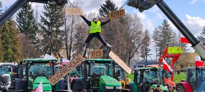 Ukrzyżowanie, bałwany i setki ciągników. Tak wyglądał protest rolniczy [ZDJĘCIA]