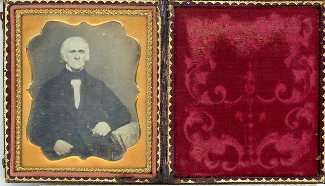 Za początek fotografii uważa się rok 1839 – gdy wykonano pierwszy dagerotyp, czyli odbitkę na posrebrzanej płytce miedzianej.