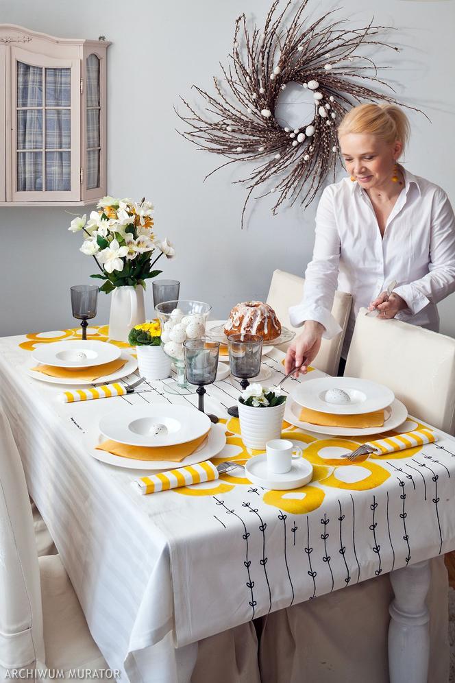 Żółta dekoracja stołu wielkanocnego