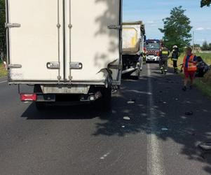 Wypadek koło Bełchatowa. Seat rozpadł się na kawałki