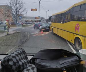 Katowice: Wypadek na Giszowcu. Autobus zderzył się z osobówką