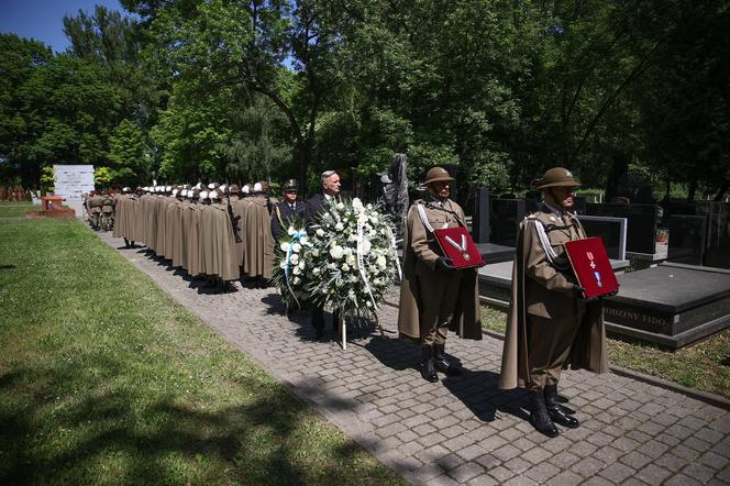 Jan A.P. Kaczmarek został pochowany na cmentarzu Rakowickim. Tłumy pożegnały wybitnego kompozytora